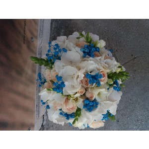  Buchet cu hortensie, trandafir,frezie,gypsophila si verdeata 