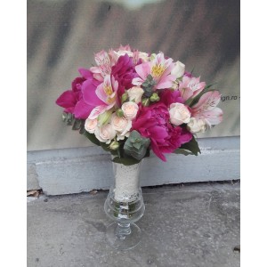 Buchet cu bujor, trandafir,alstroemeria, minirosa si verdeata