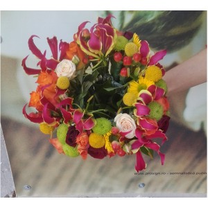 Buchet cu gloriosa,trandafir, minirosa,craspedia, crizantema,hypericum si verdeata