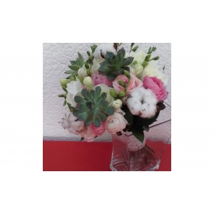 Buchet cu bujor, ranunculus,frezie, bumbac, trandafir,plate suculente si verdeata 