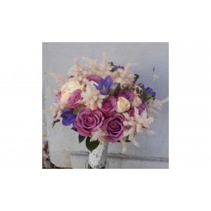 Buchet cu trandafir, minirosa,frezie, astilbe si verdeata 