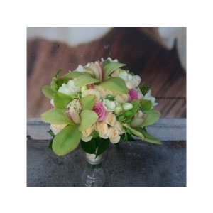 Buchet cu trandafir, minirosa,cymbidium,frezie si verdeata 