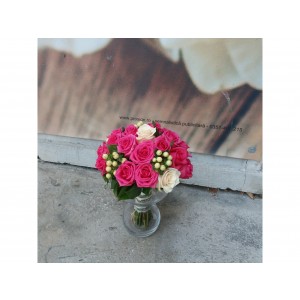 Buchet cu trandafir, hypericum si verdeata