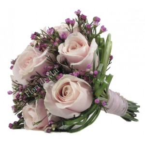 Buchet din trandafiri roz si chamelaucium