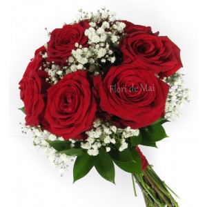 Buchet din trandafiri rosii si gypsophila