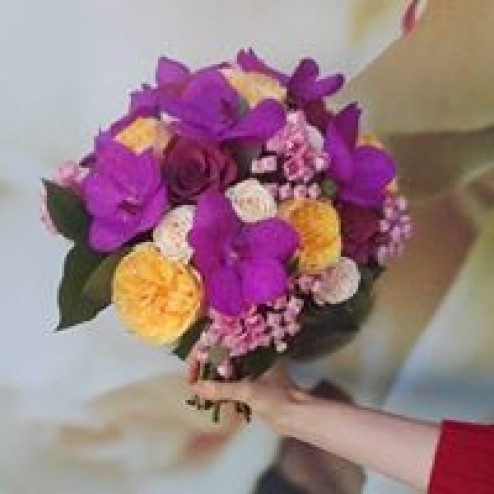 Buchet cu vanda,trandafir englezesc, minirosa, buvardia, trandafir si verdeata