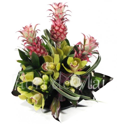 Aranjament cu ananas, orhidee, frezii