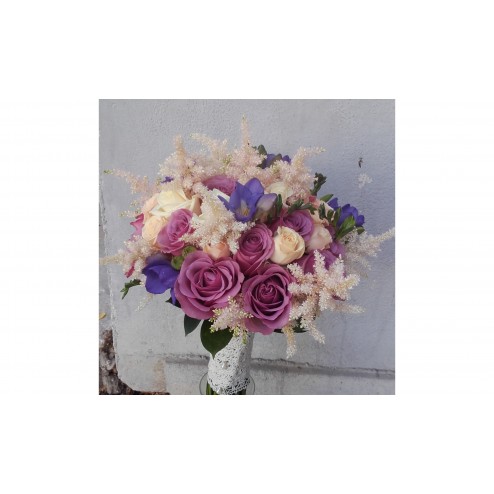 Buchet cu trandafir, minirosa,frezie, astilbe si verdeata 