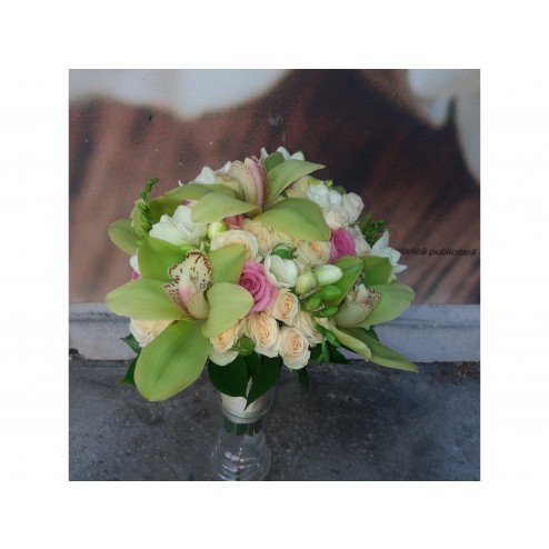 Buchet cu trandafir, minirosa,cymbidium,frezie si verdeata 