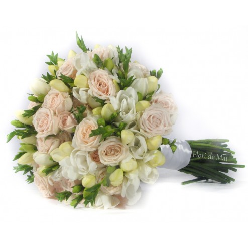 Buchet din minirose si frezii albe