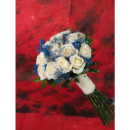Buchet din trandafiri si gypsophila