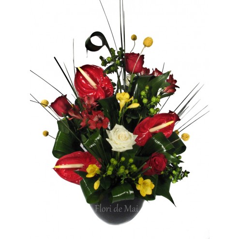 Aranjament cu anthurium, trandafiri, frezii