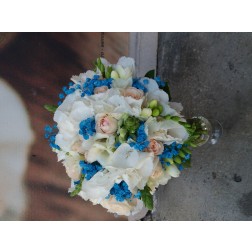  Buchet cu hortensie, trandafir,frezie,gypsophila si verdeata 
