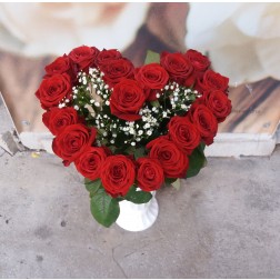 Buchet flori in forma de inima cu 19 trandafiri