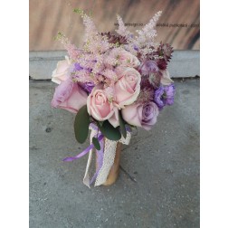 Buchetul contine:trandafir,matiola,astilbe,astrantia si verdeață decorativă.