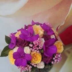 Buchet cu vanda,trandafir englezesc, minirosa, buvardia, trandafir si verdeata