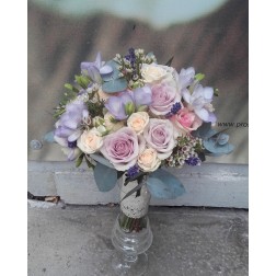 Buchet cu trandafir, minirosa,camelaucium, frezie,levantica si verdeata 