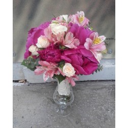 Buchet cu bujor, trandafir,alstroemeria, minirosa si verdeata