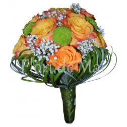 Buchet din trandafiri portocalii, santini si gypsophila