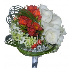 Buchet din trandafiri, frezii, ornitogalum