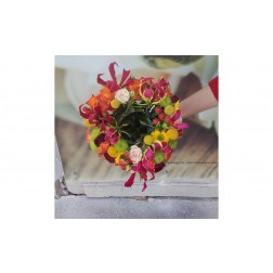 Buchet cu gloriosa,trandafir, minirosa,craspedia, crizantema,hypericum si verdeata