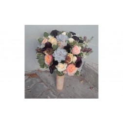 Buchet cu trandafir englezesc,trandafir, minirosa,skimia, camelaucium,plante suculente si verdeata 