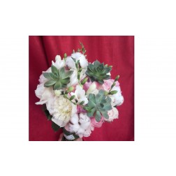 Buchet cu bujor, ranunculus,frezie, bumbac, trandafir,plate suculente si verdeata 