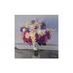 Buchet cu trandafir, minirosa,frezie, astilbe si verdeata 