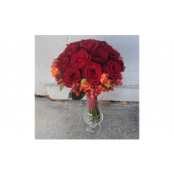 Buchet cu trandafir, minirosa,hypericum si verdeata decorativa