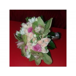 Buchet cu trandafir, minirosa,cymbidium,frezie si verdeata 