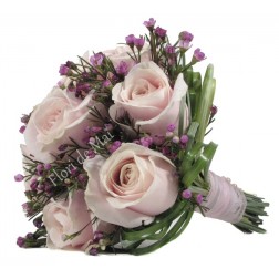 Buchet din trandafiri roz si chamelaucium