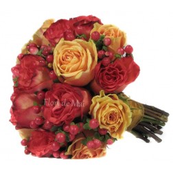 Buchet din trandafiri rosii, somon si hypericum