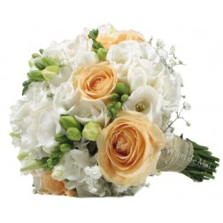 Buchet din trandafiri, eustoma si frezii