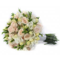 Buchet din minirose si frezii albe