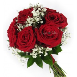 Buchet din trandafiri rosii si gypsophila