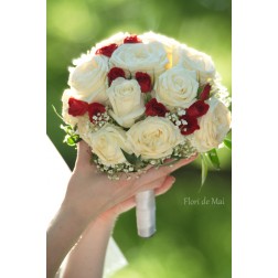 Buchet din trandafiri albi si minirose rosii