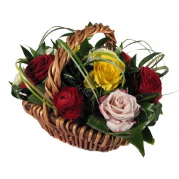 Cos cu trandafiri si ranunculus