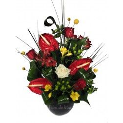 Aranjament cu anthurium, trandafiri, frezii