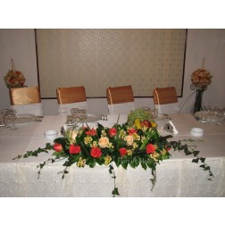 Prezidiu din trandafiri si alstroemerii