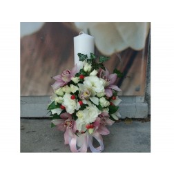Lumanare botez cu cymbidium, minirosa, eustoma,hypericum si verdeata decorativa                                                                                                            