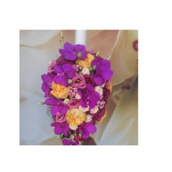 Lumanare cu trandafir englezesc, orhidee vanda,eustoma, bouvardia,minirosa, trandafir si verdeata decorativa    