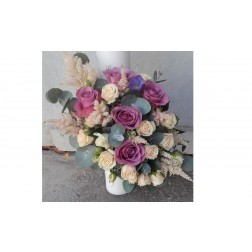 Lumanare cu trandafir, minirosa,astilbe,frezie si verdeata decorativa